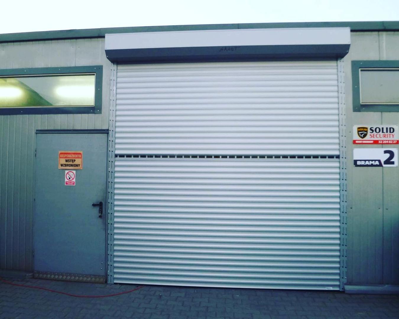 wysoka brama rolowana w magazynie