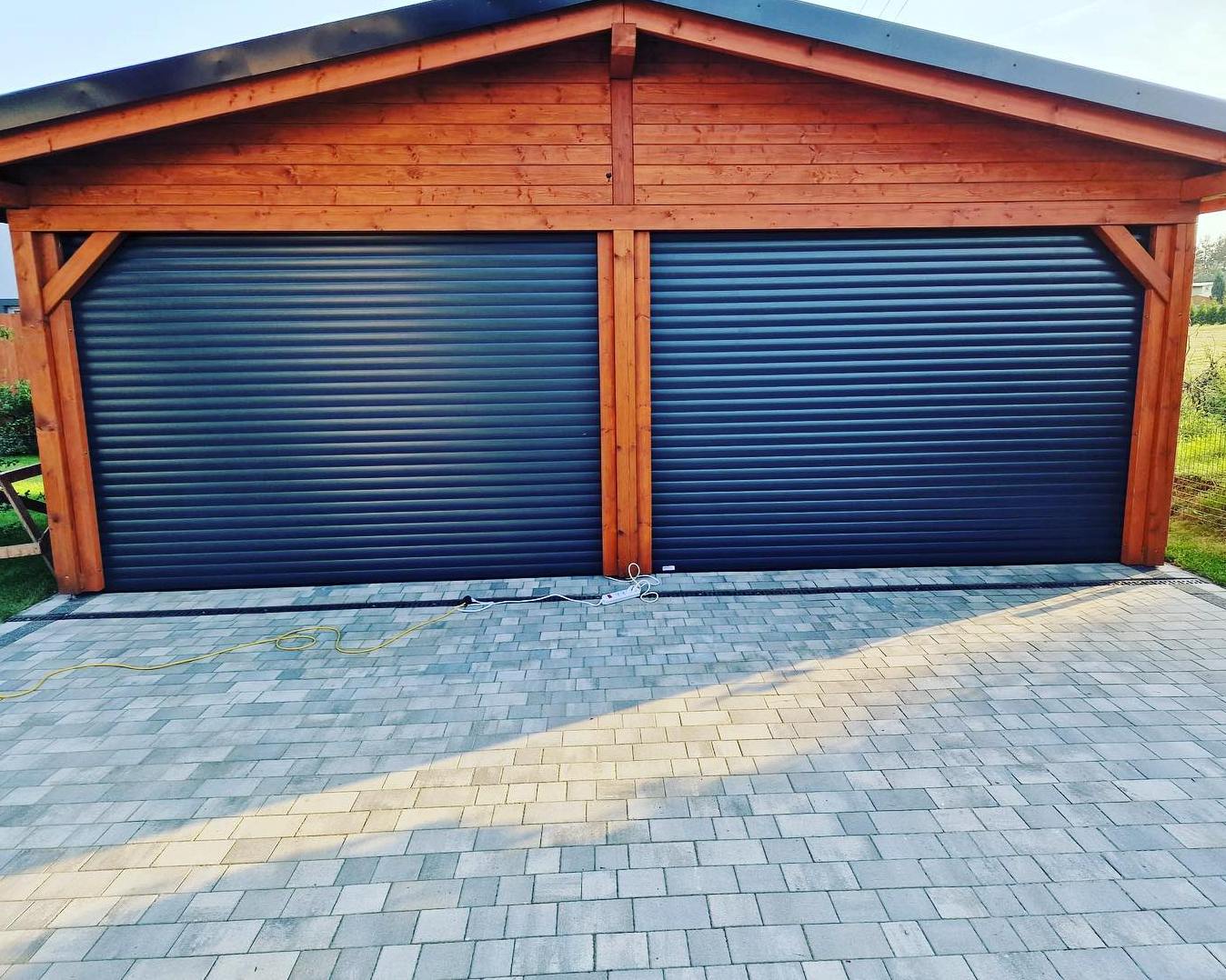 dwie bramy w garażu du stanowiskowym