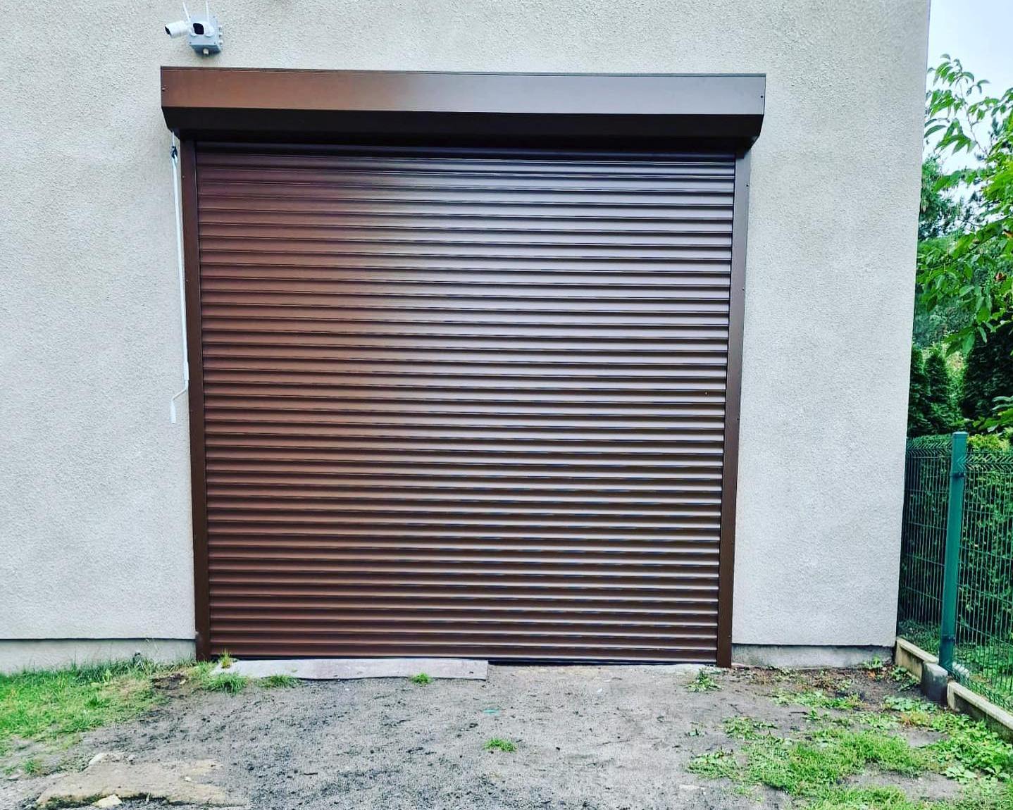 brązowa brama rolowana