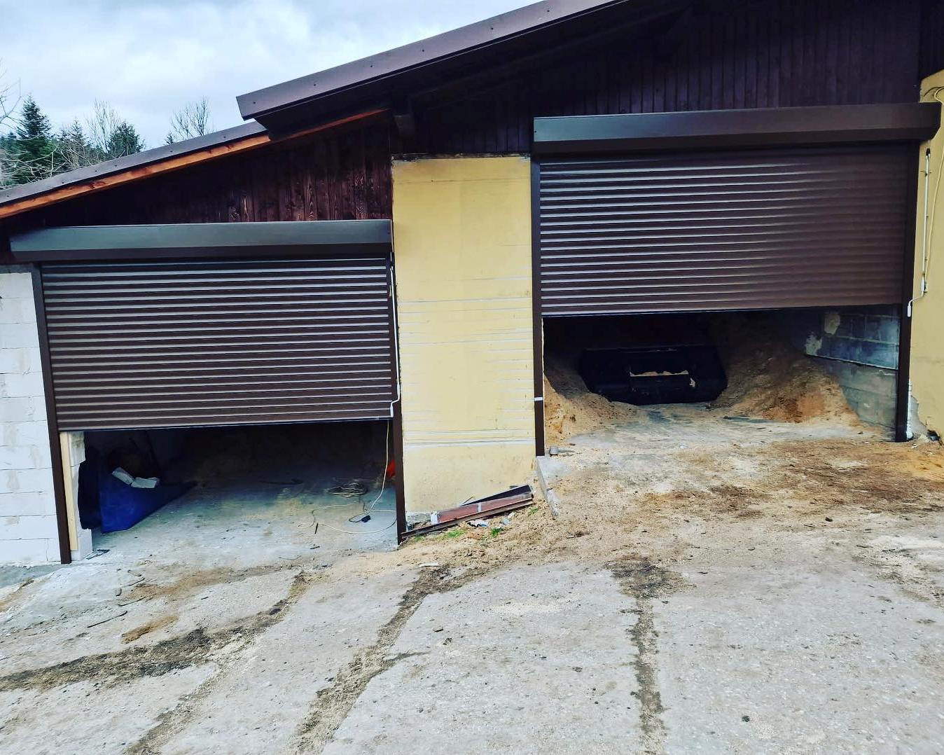 dwie bramy w garażu