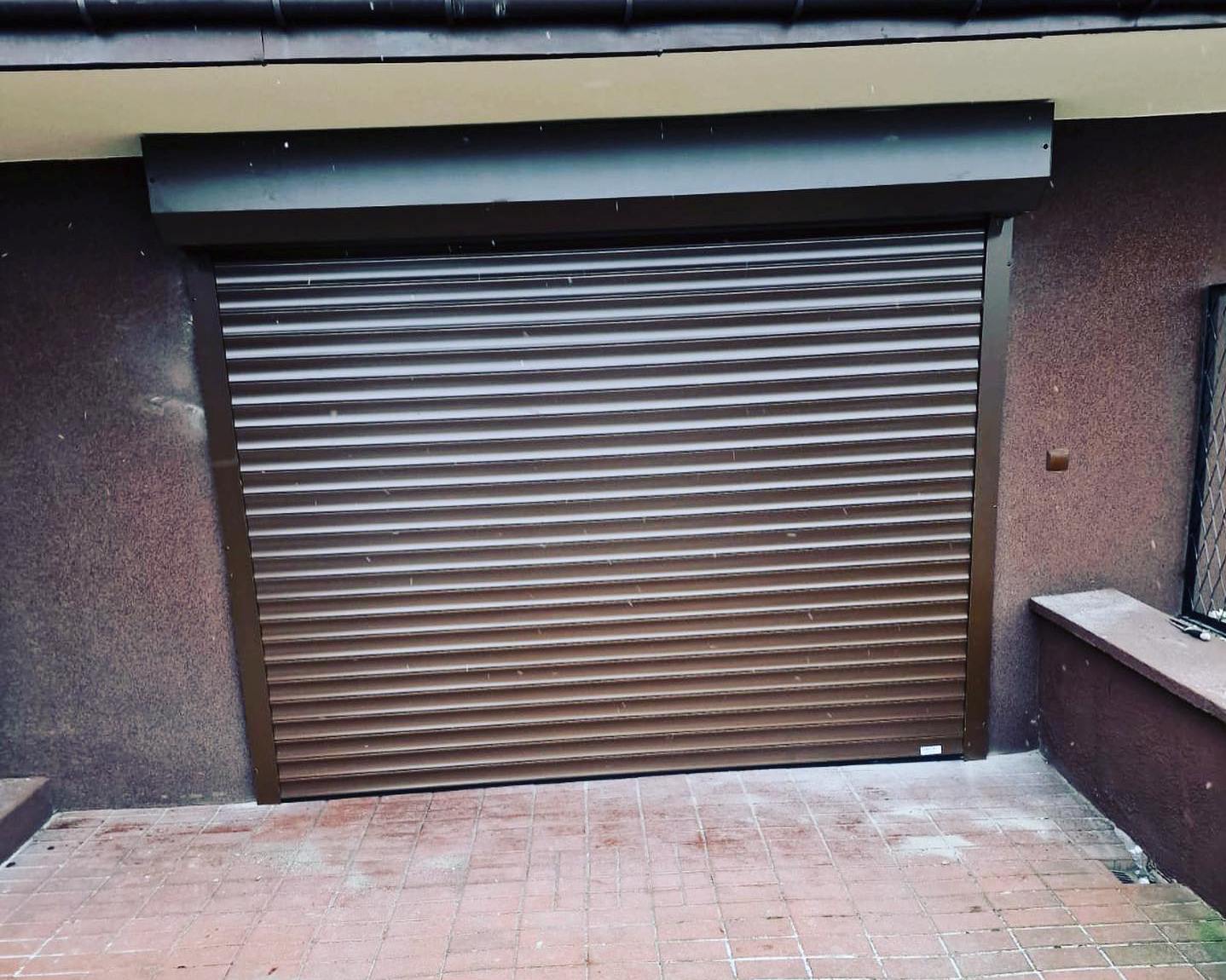 jedna brama brązowa do garażu w domu