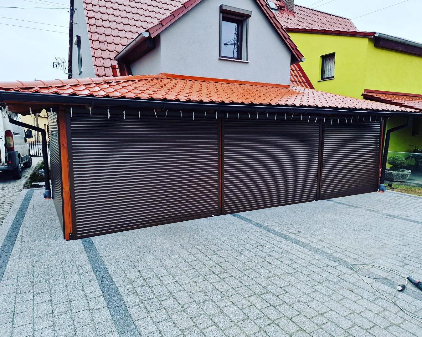 trzy bramy w dużym garażu