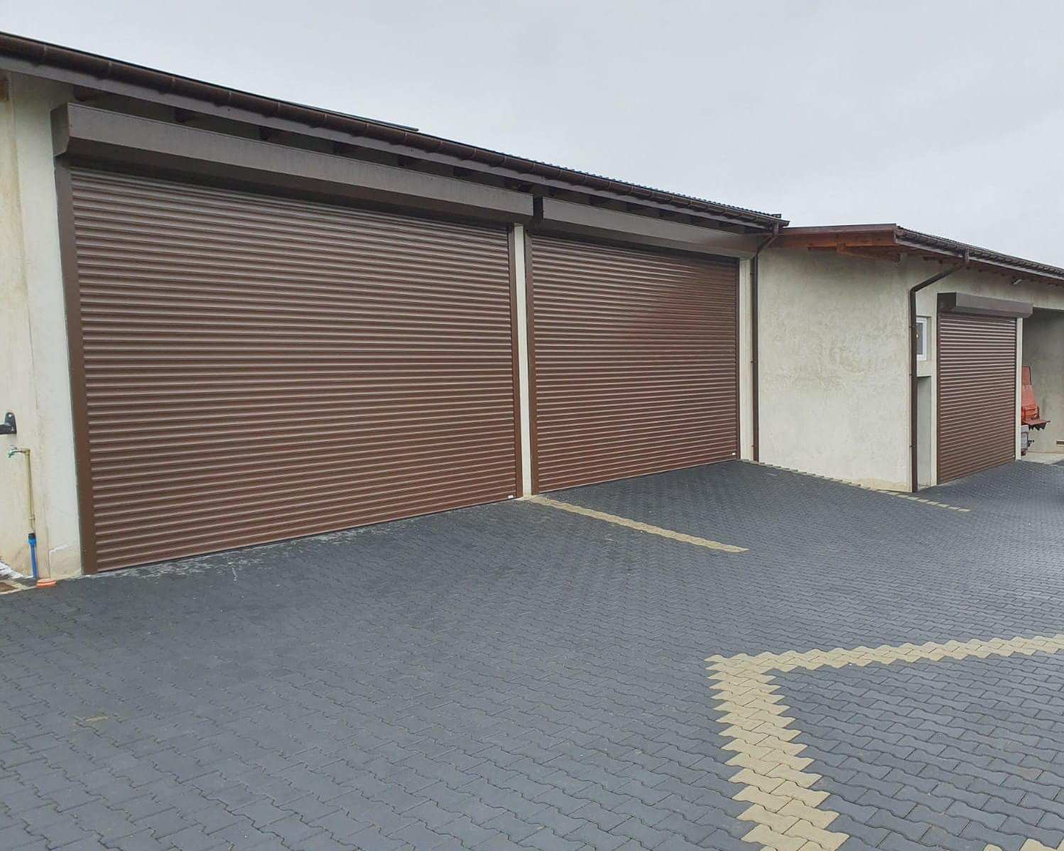 wielki garaż z trzema bramami