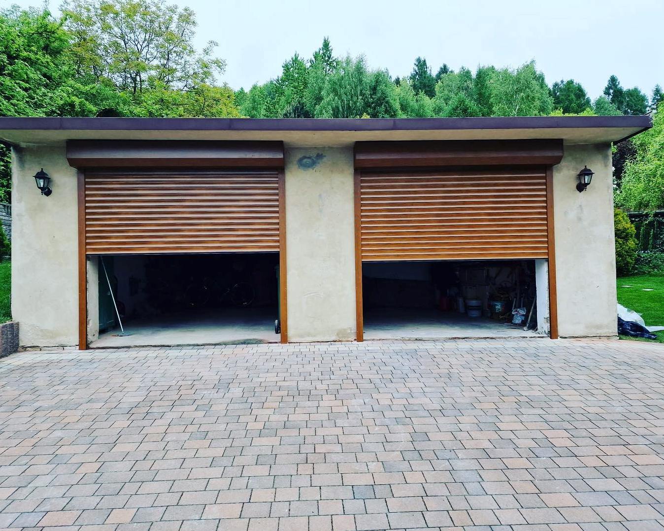 dwie uchylone bramy rolowane