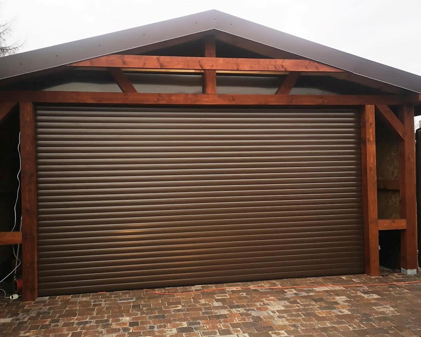 szeroka brama garażowa