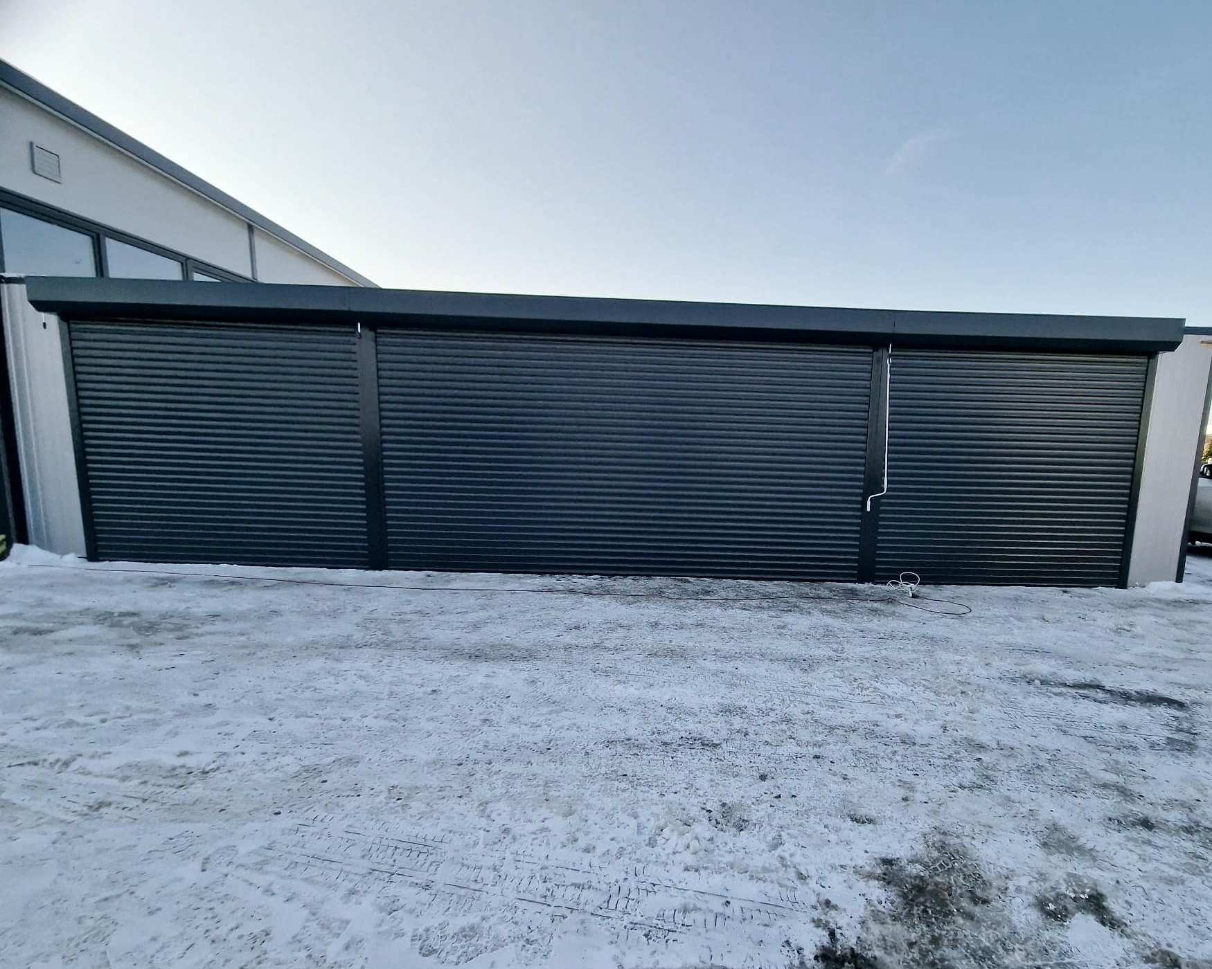 podrójna wielka brama sterowana ręcznie na korbę