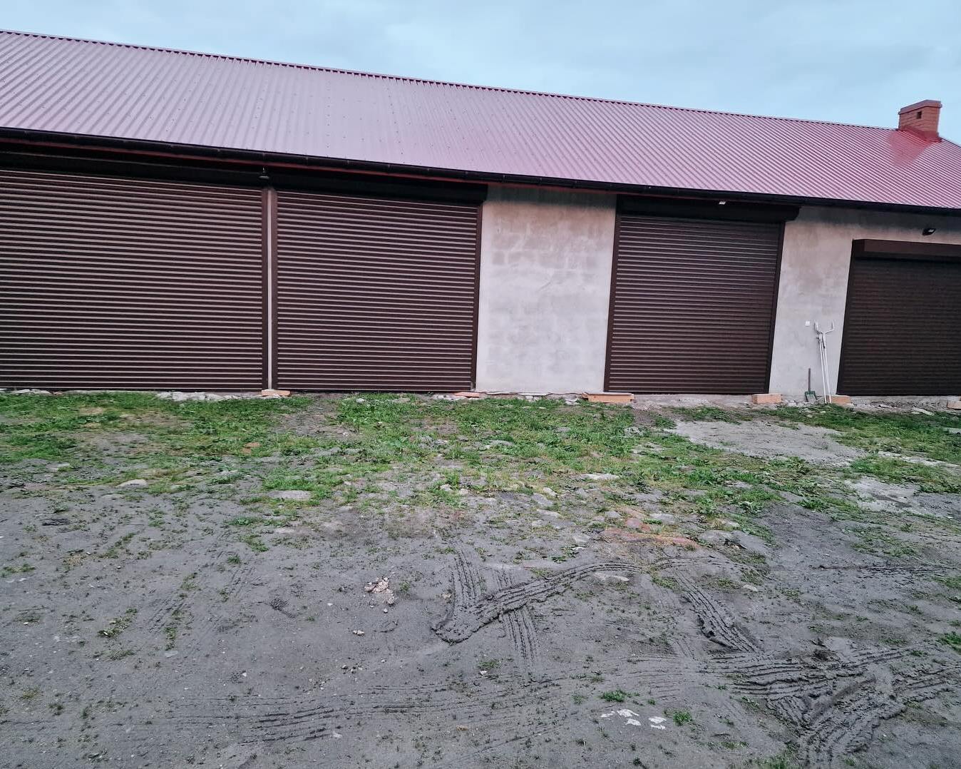 poczwórna brama rolowana w budynku gospodarczym