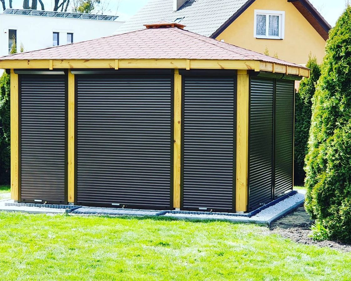 altana w ogordzie zabezpieczona roletami