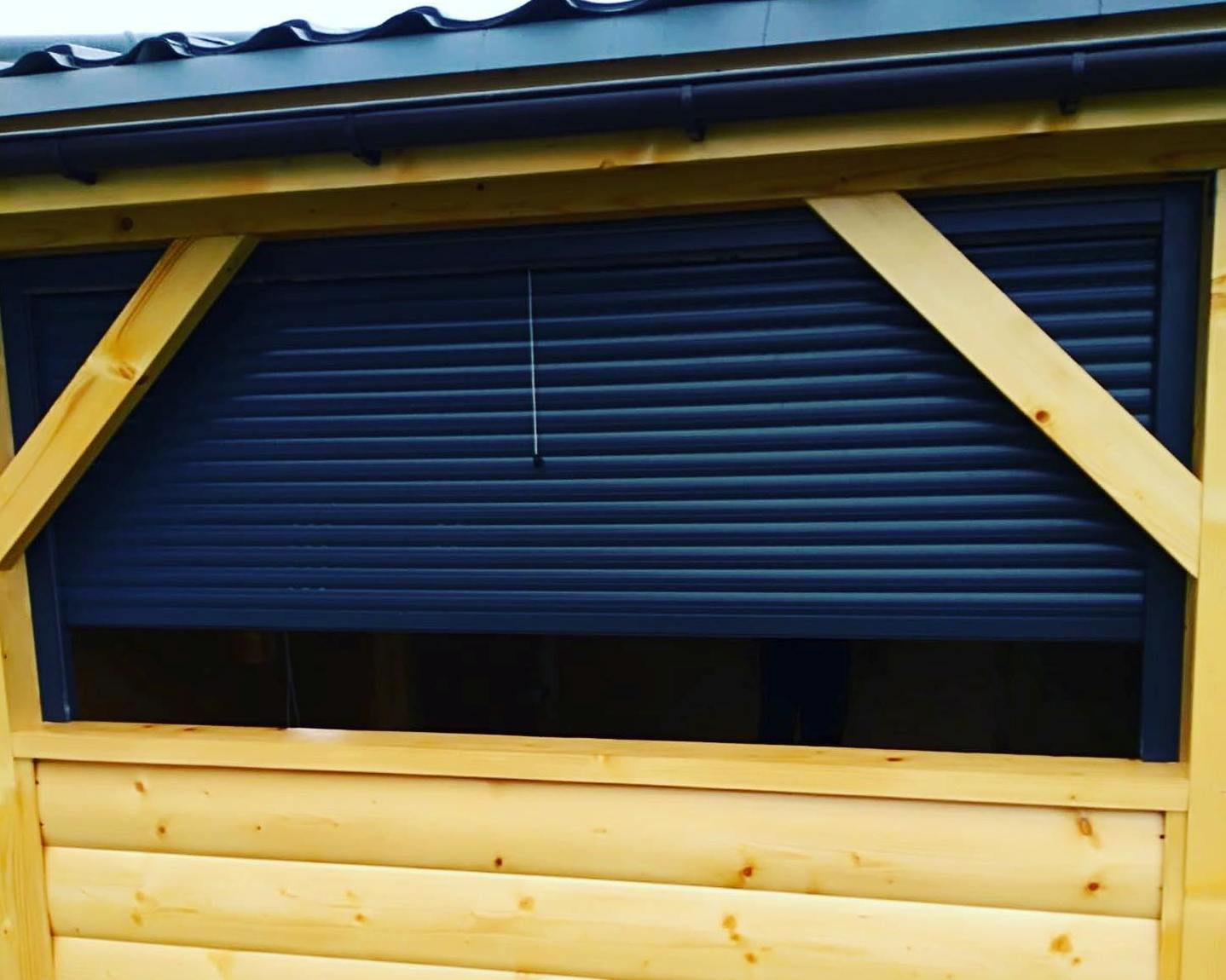 wiata zabezpieczona roletą antwłamaniową