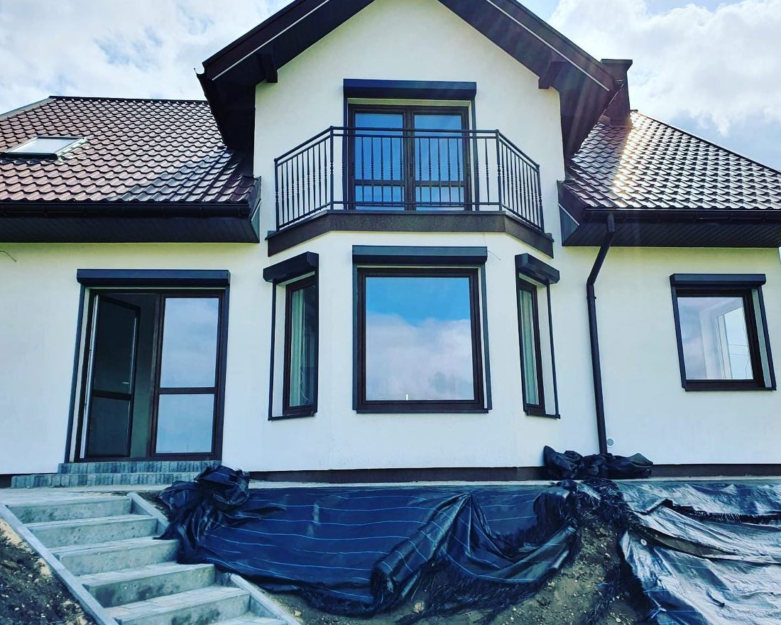 wielki dom z dużą ilośćią rolet