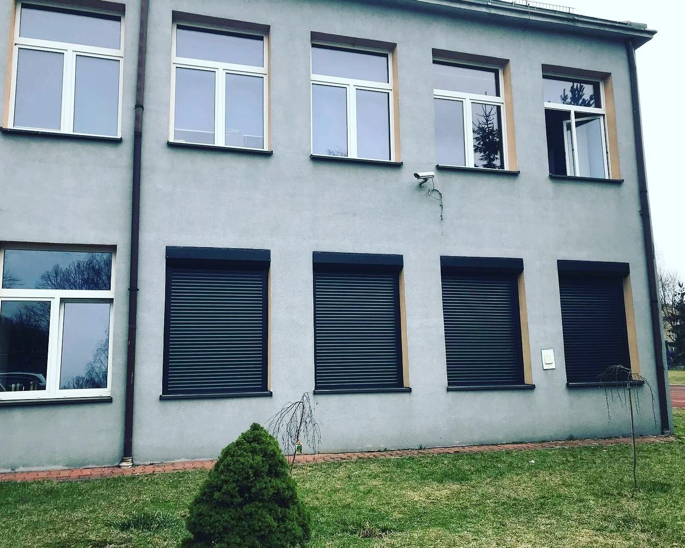 zabezpieczenie okien szkoły