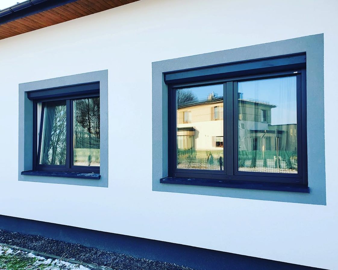 dwie rolety antracytowe w oknach