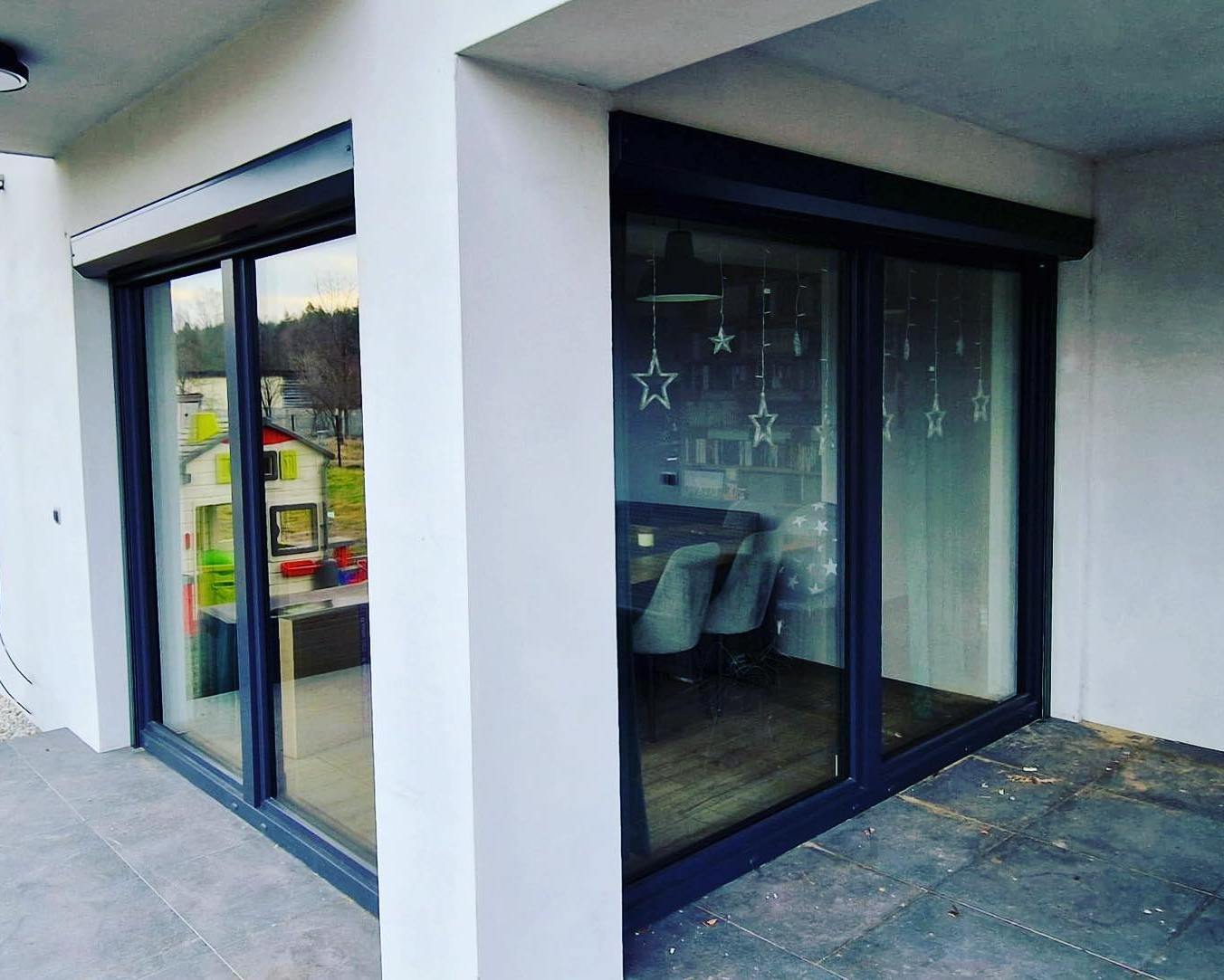 okna balkonowe z zabezpieczeniem w postaci rolet antywłamaniowych