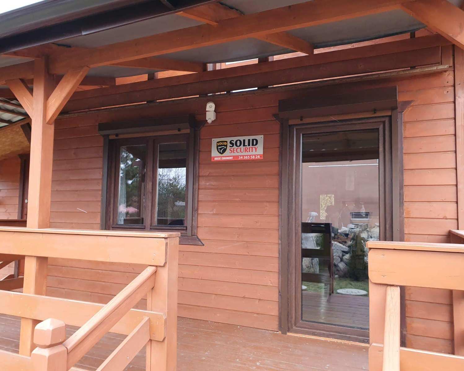 drewniany dom z oknem i roletą