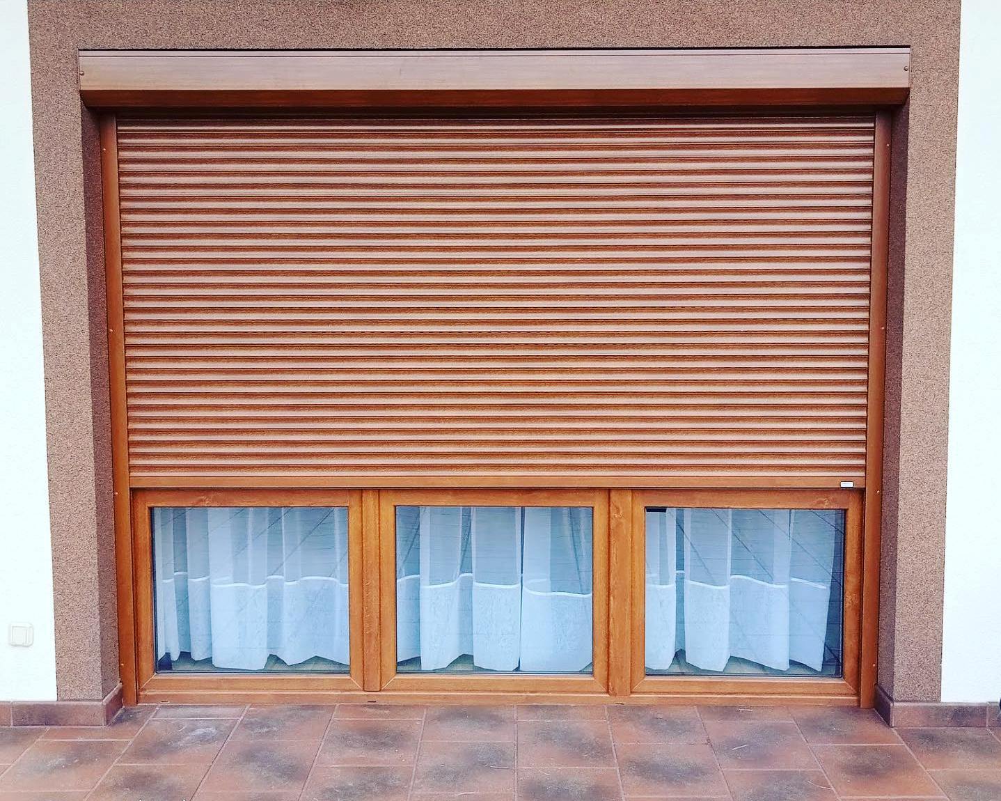 brązowa roleta natynkowa