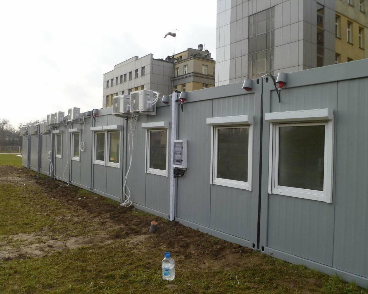 białe rolety natynkowe na barakach