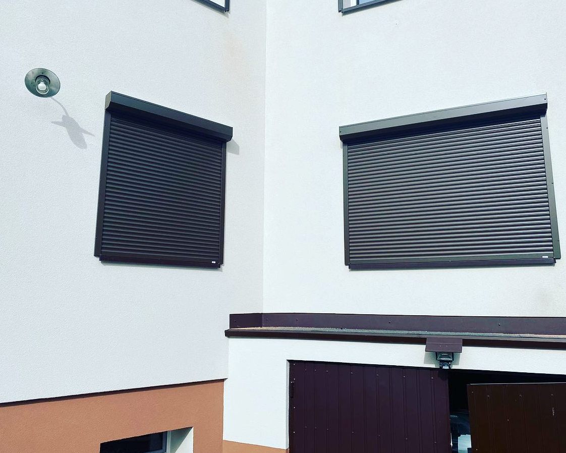 brązowa rolety zewnętrzne natynkowe