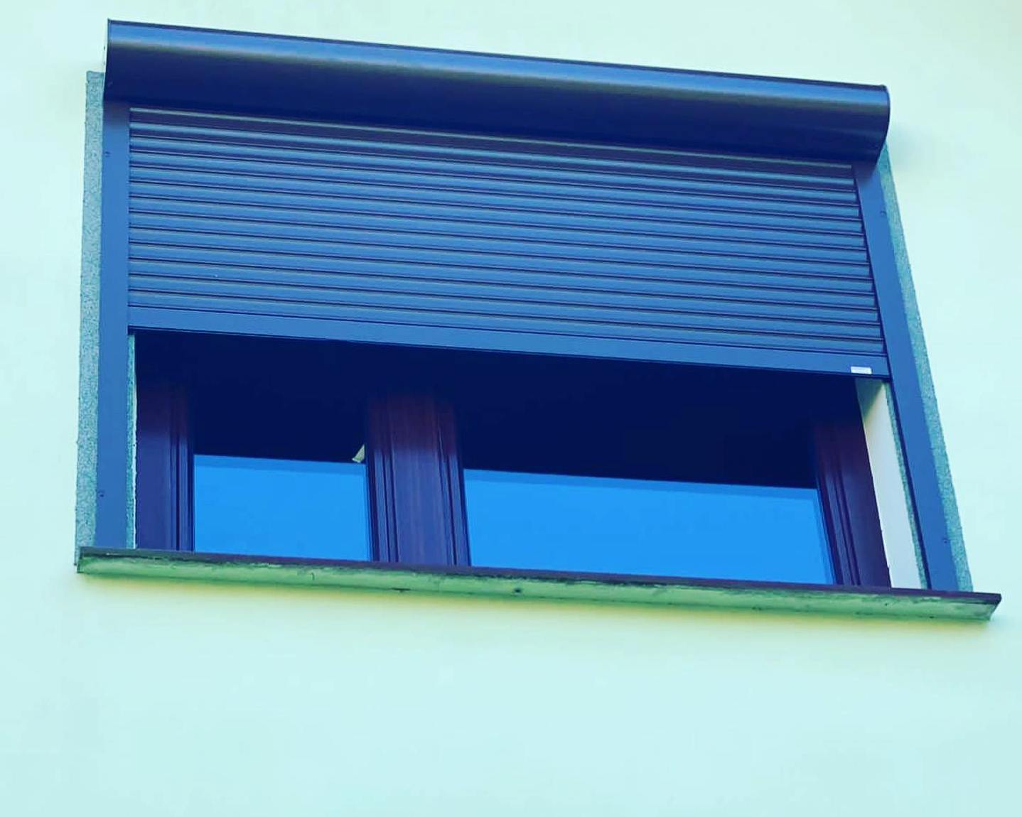 roleta do połowy zamknięta