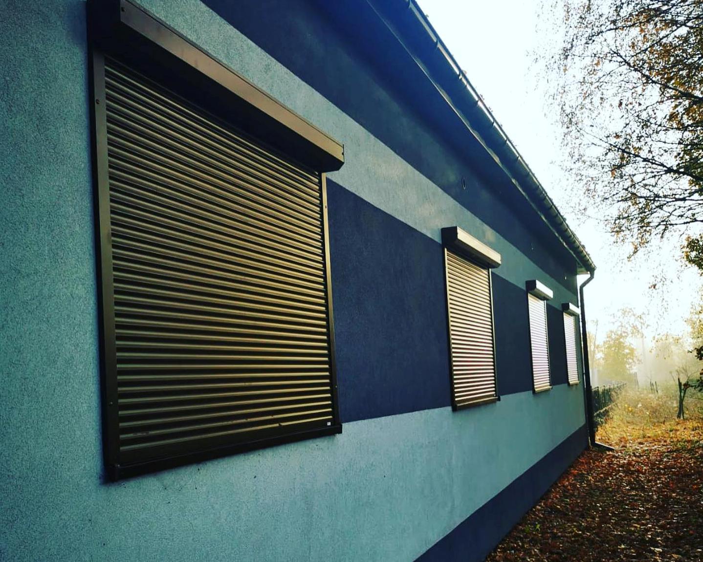 cztery zamknięte rolety