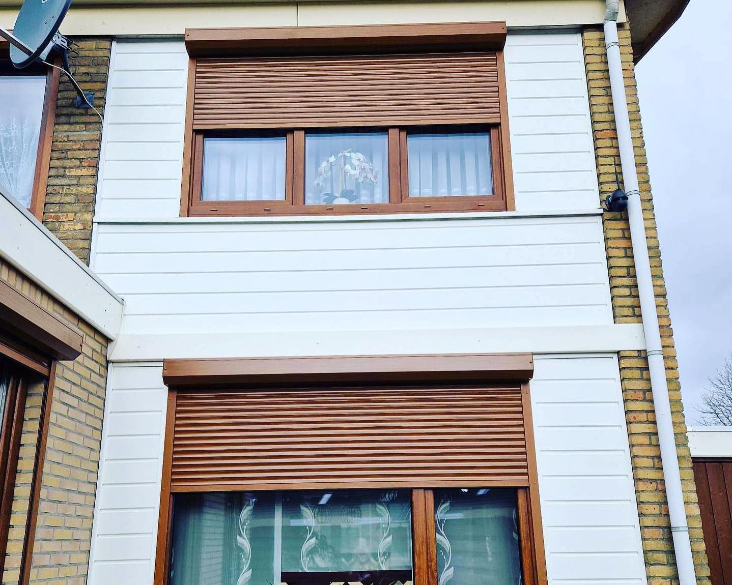 dwie do połowy domknięte rolety