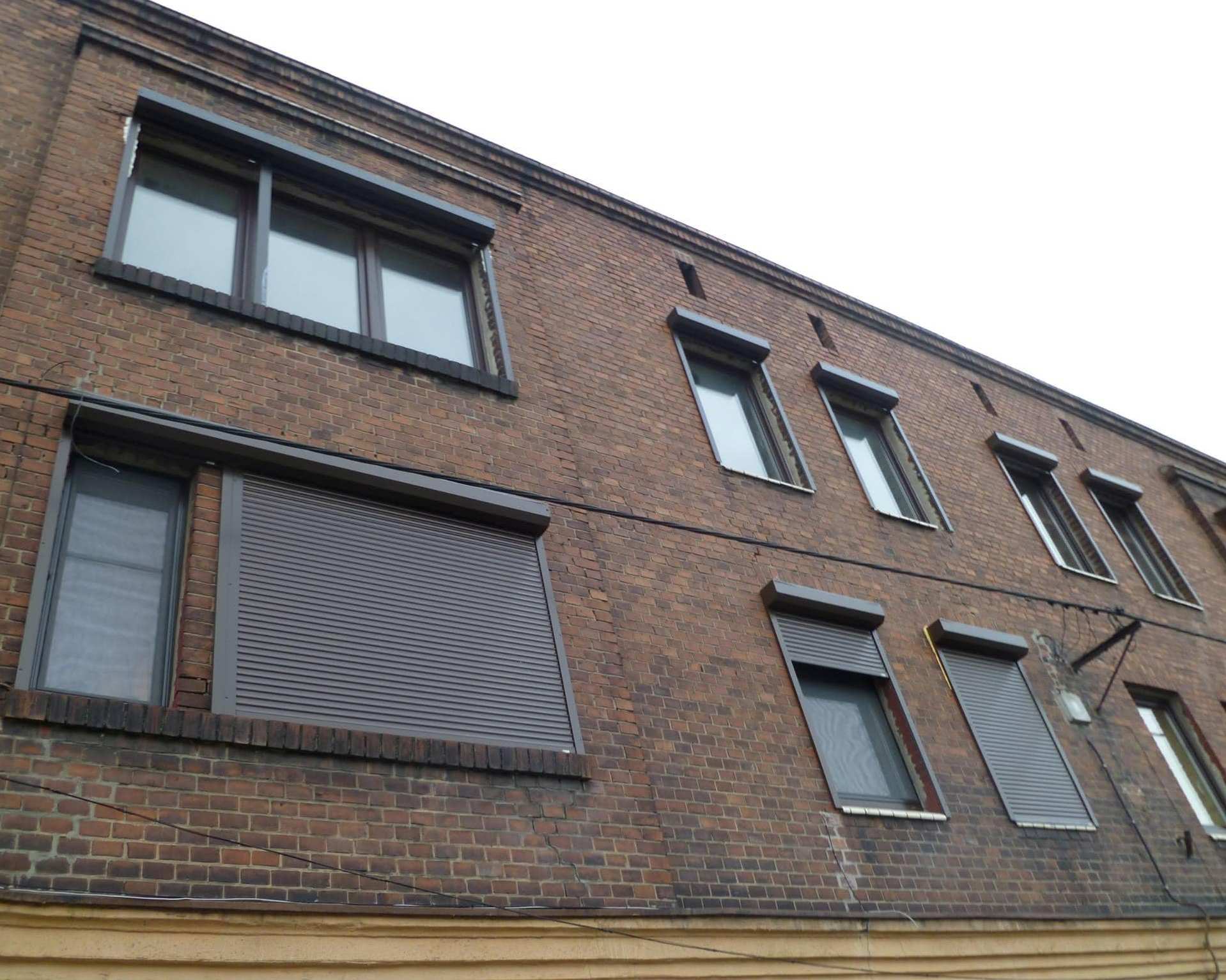 rolety na starej kamienicy