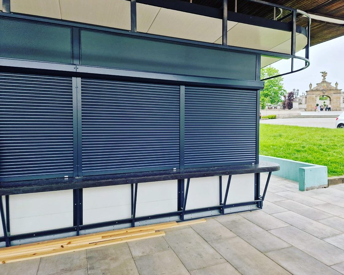 kiosk zamknięty za pomocą rolet