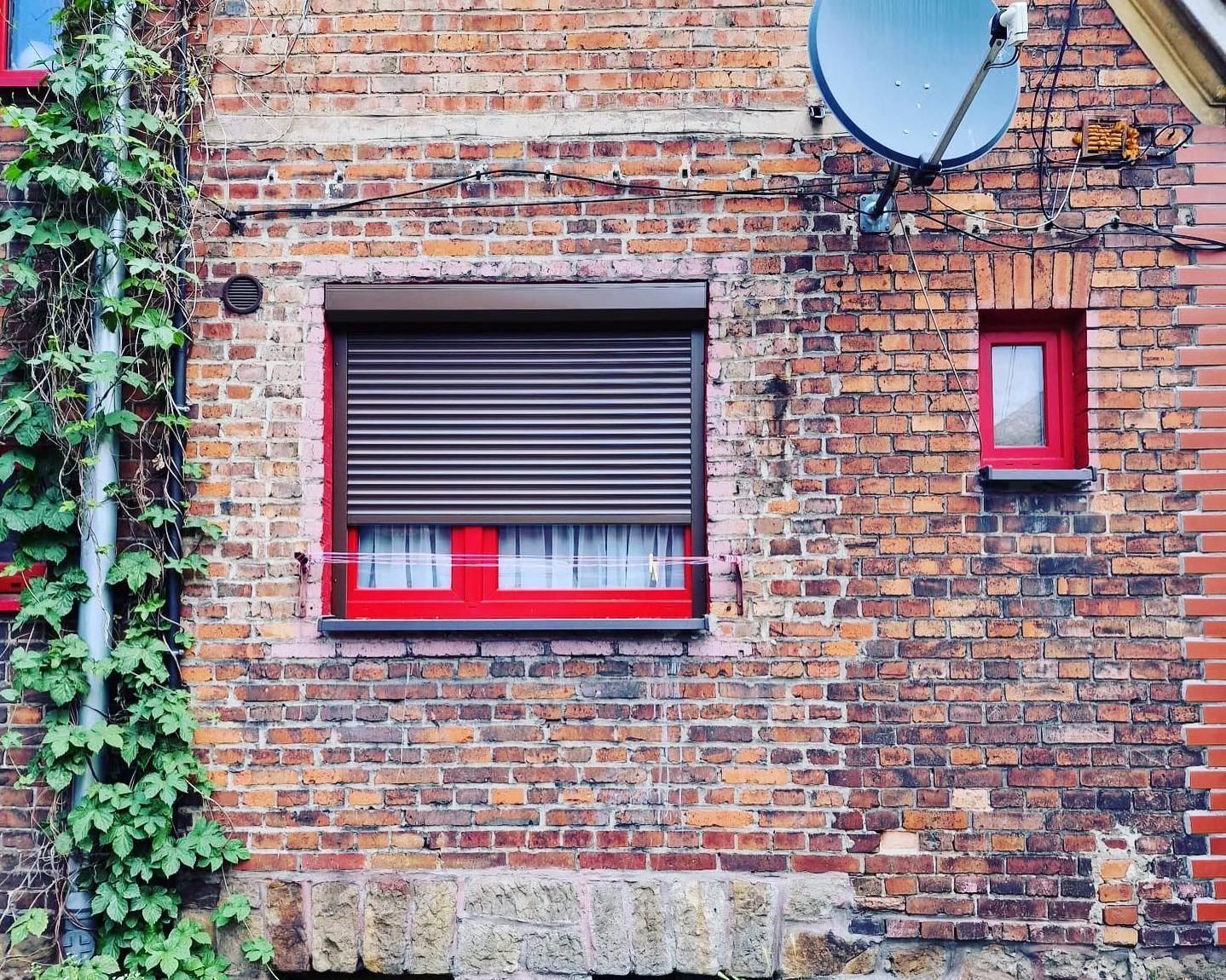 roleta natynkowa na czerwonym oknie