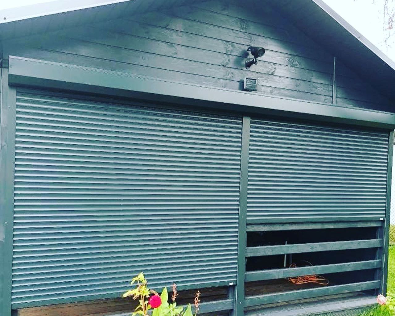 taras zamknięty za pomocą rolet