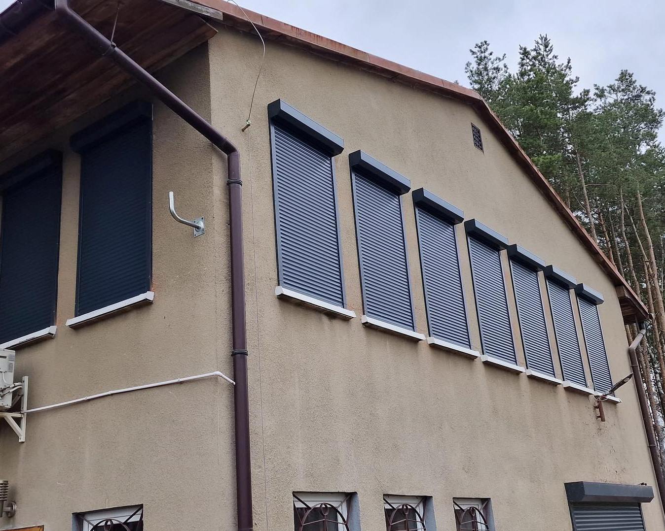 dziewięć zamkniętych rolet