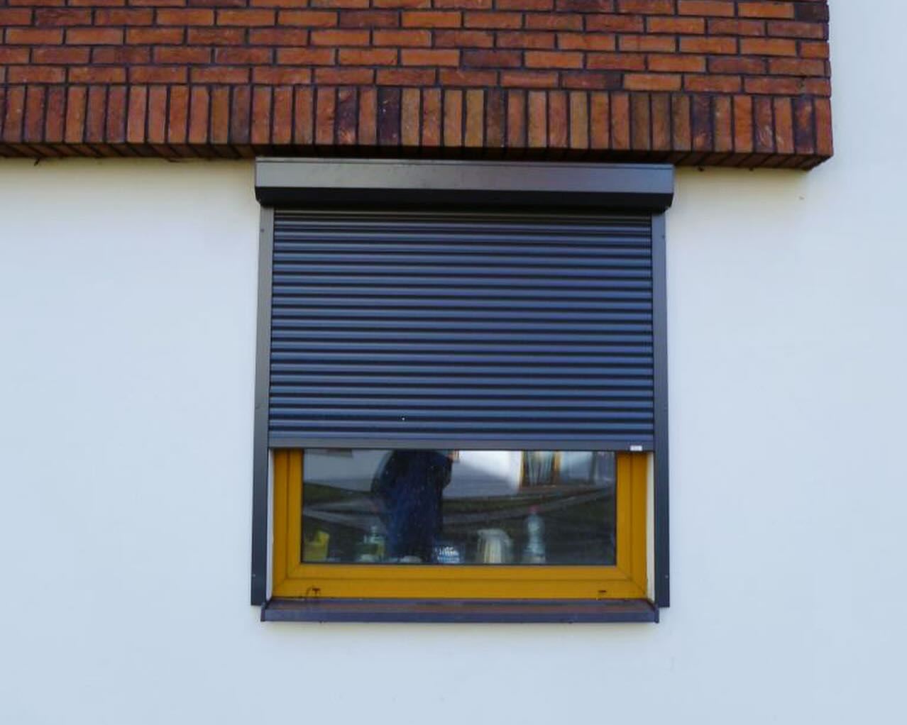 do połowy zamknięta roleta