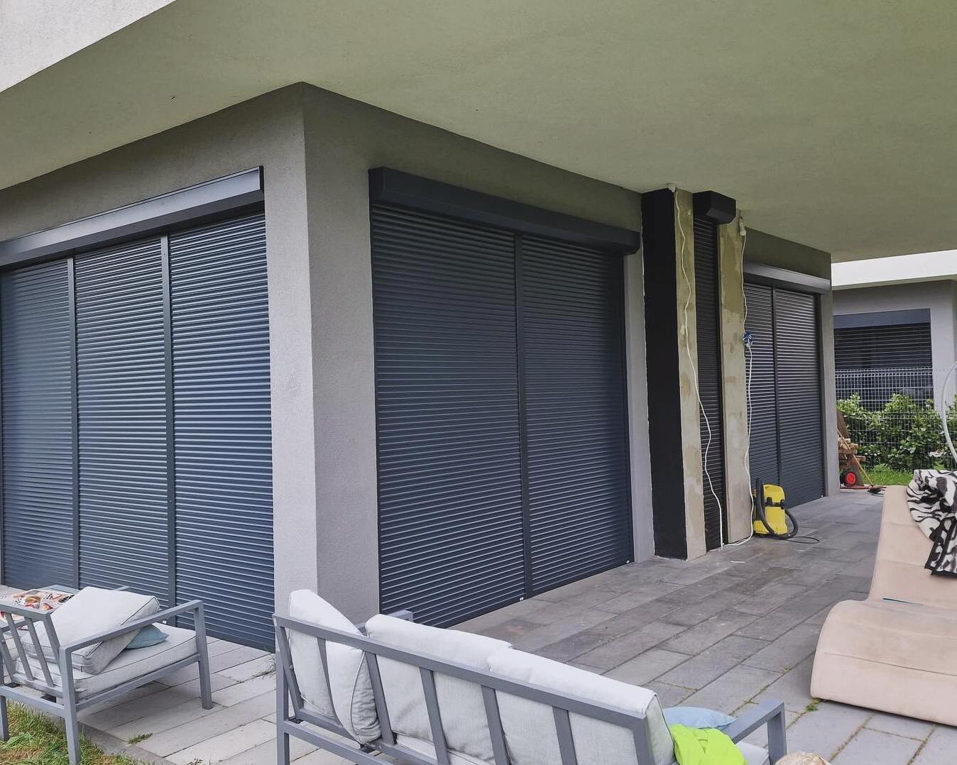 zamknięte antracytowe rolety