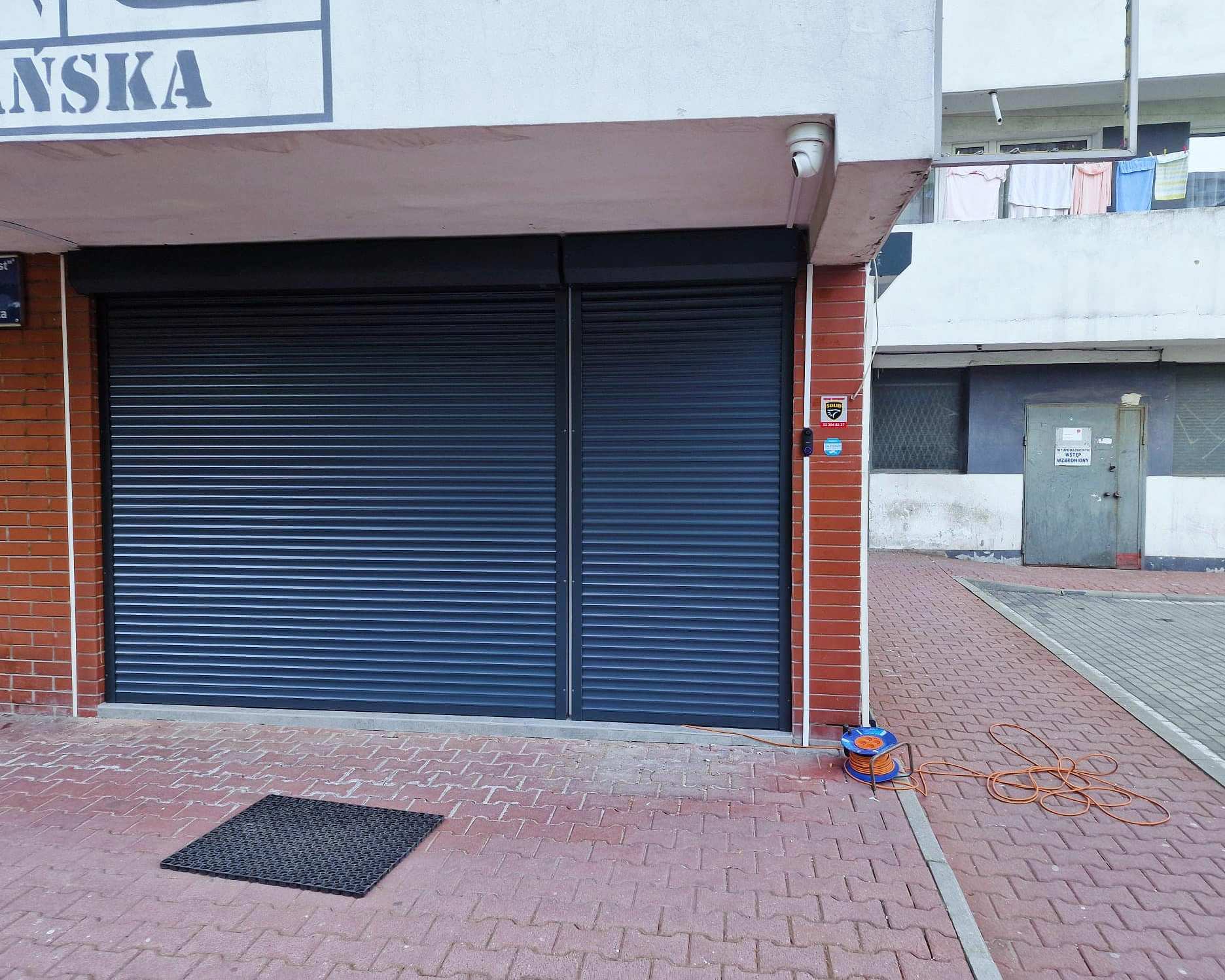 punkt usługowy zabezpieczony roletami