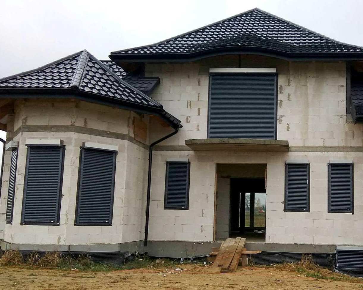 antracytowe rolety podtynkowe