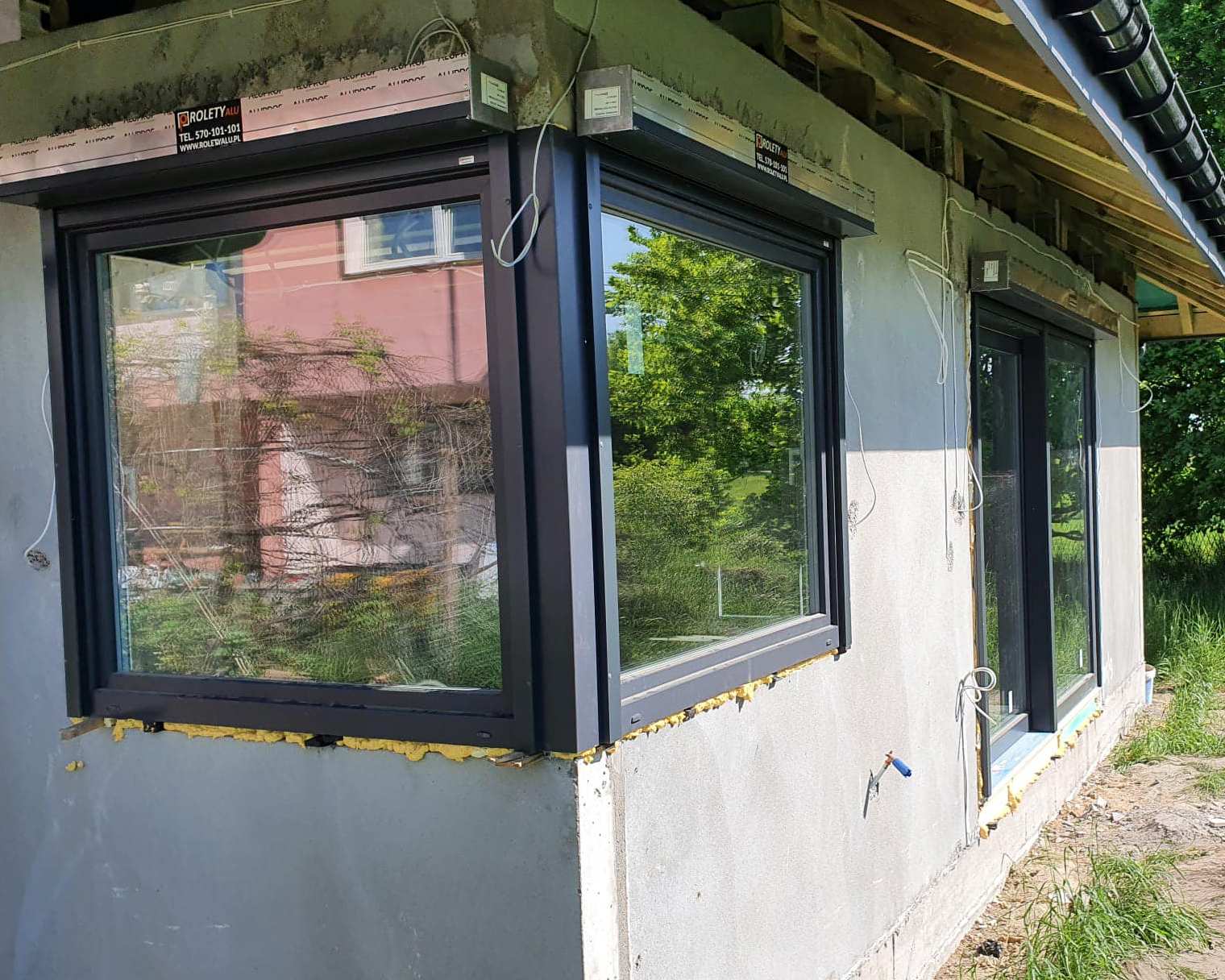 ciemne rolety zewnętrzne podtynkowe na jasnym domu