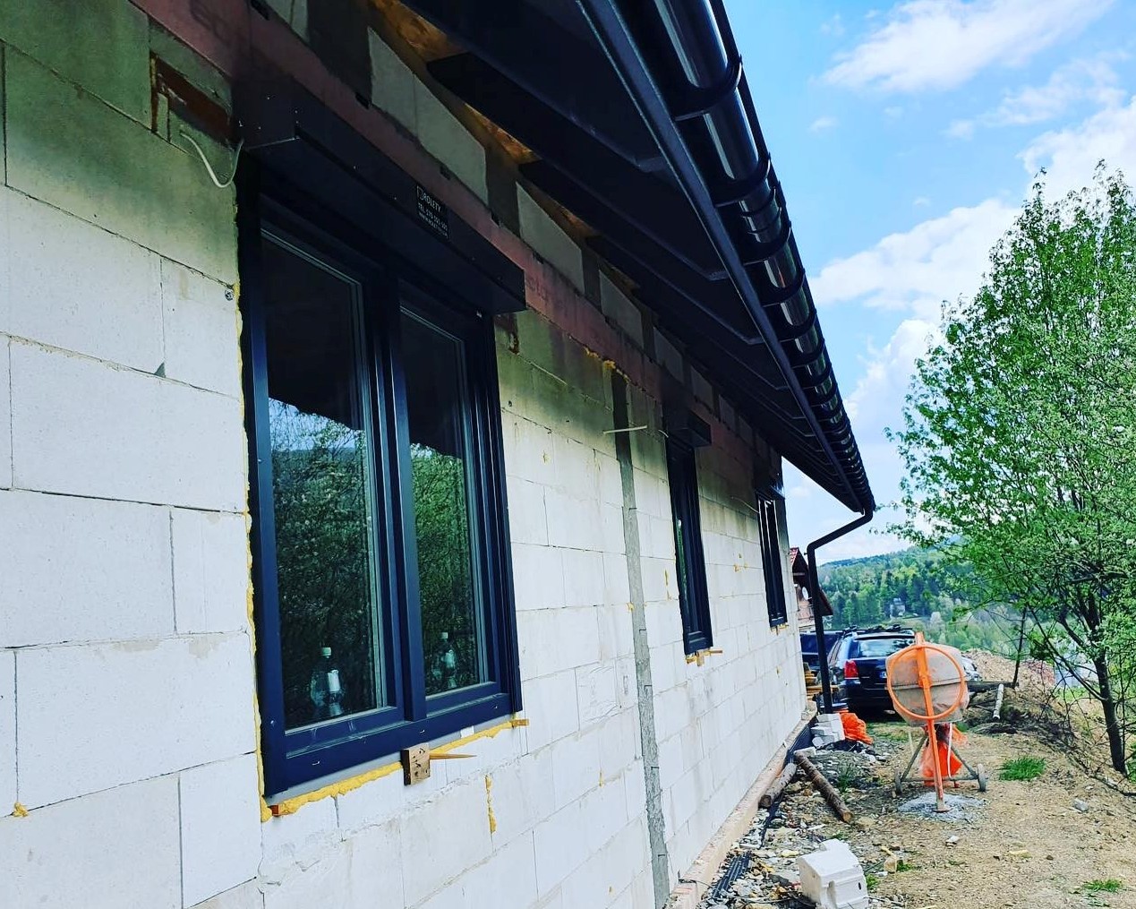 rolety podtynkowe na nieukończonym domu