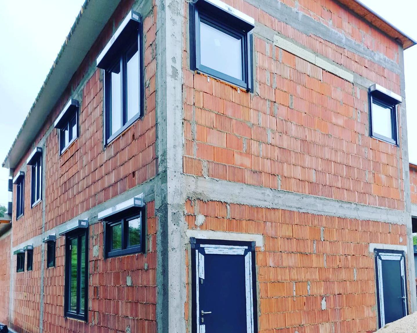 jedenaście rolet podtynkowych