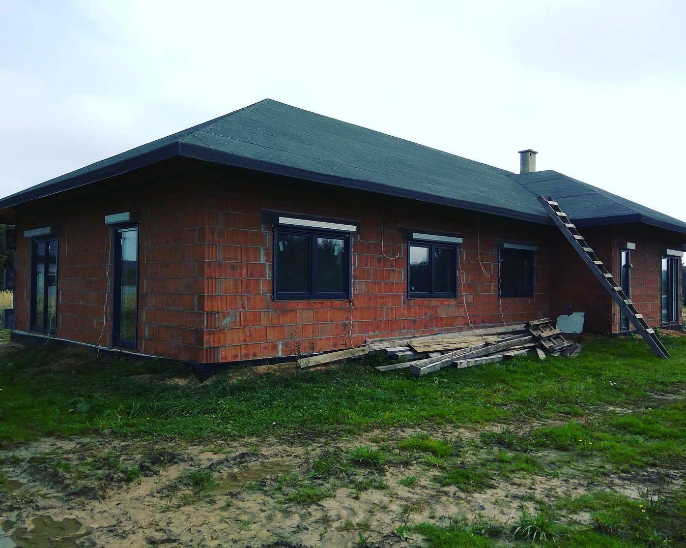 sześć podtynkowych rolet