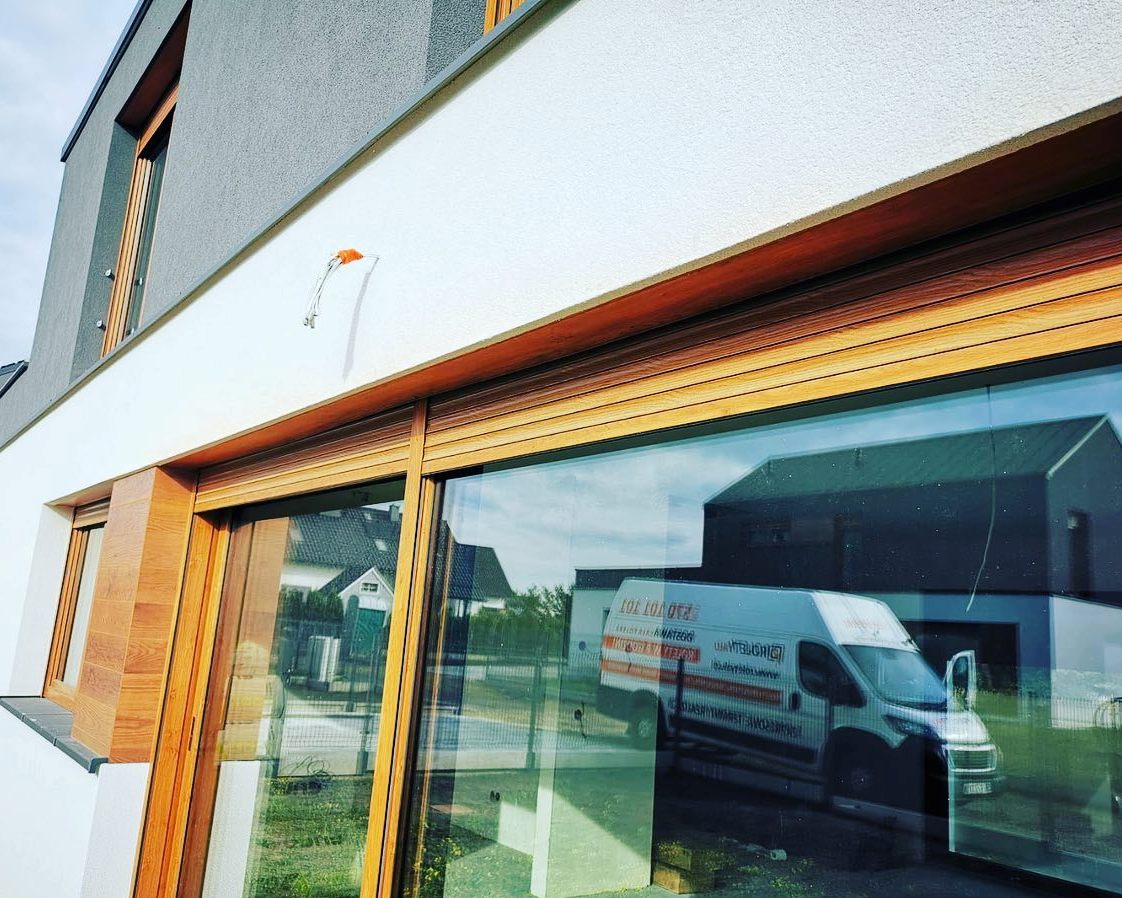 lekko zamknięte rolety