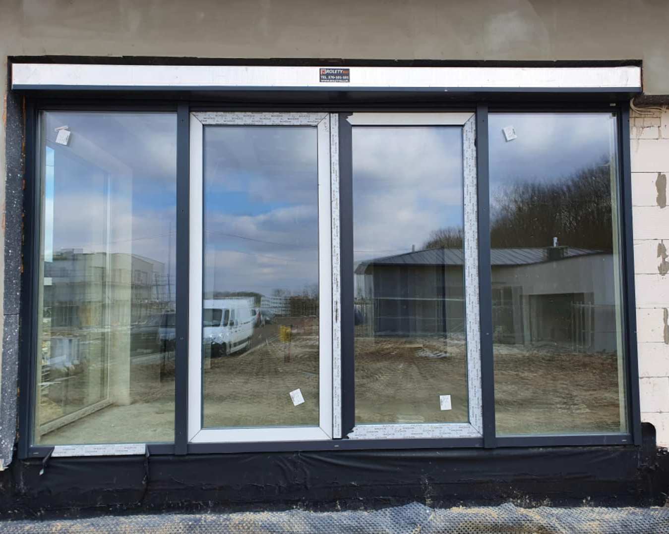 duże okno balkonowe z roletą