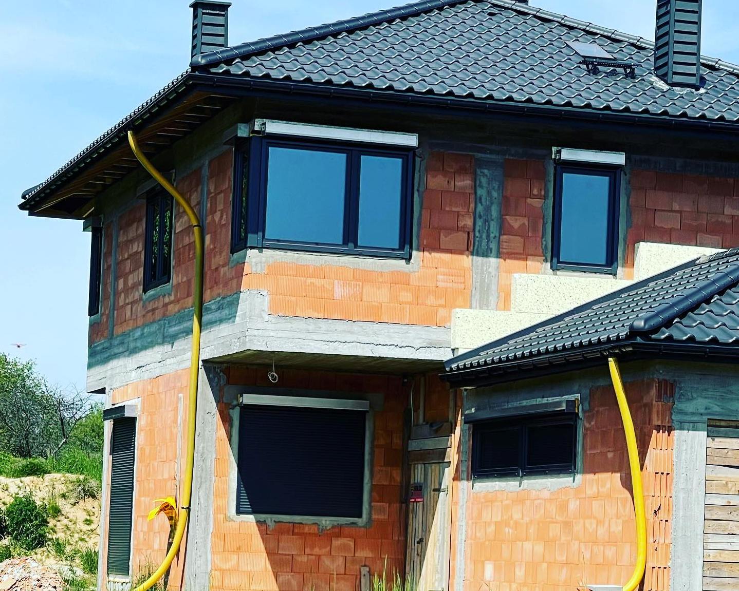 nieukończony dom a na nim rolety podtynkowe nad oknami